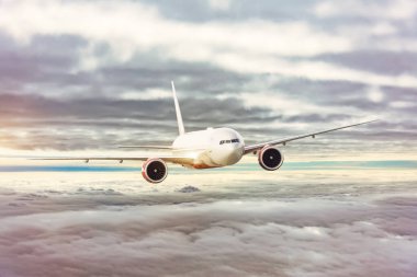 Uçak seyahat gezi tatil gün bulutların üzerinde uçuyor