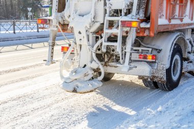 Kar küreme kamyonu bir reaktör püskürtüsü ya da yolda kumu olan tuz.