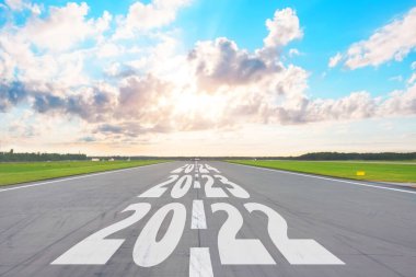 Yeni Yıl 2022 Hedefleri Konsepti. Boş asfalt yol bulutları 2022, 2023, 2024