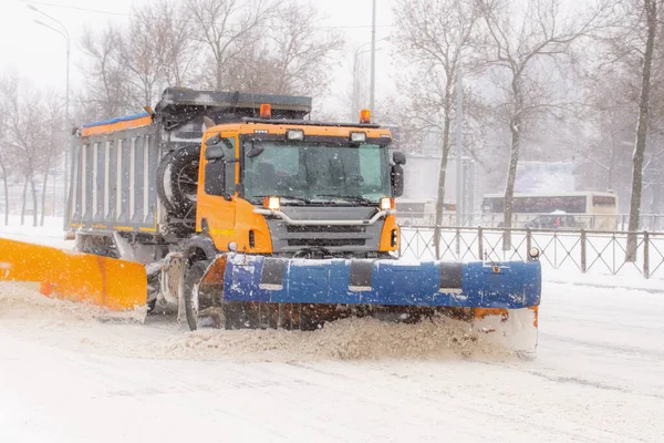 雪は寒い雪の冬の日に高速道路を削除します — ストック写真