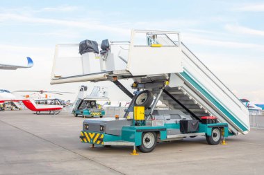 Havaalanının merdiven basamakları. Hava sahasında. Uçaklar ve helikopterler.