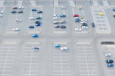 Yükseklikten asfalt üzerinde işaretler olan park yeri