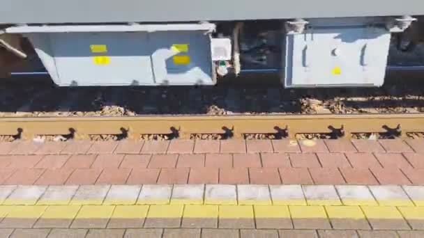 Vorbeifahrende Räder Eines Elektro Personenzuges Auf Schienen — Stockvideo