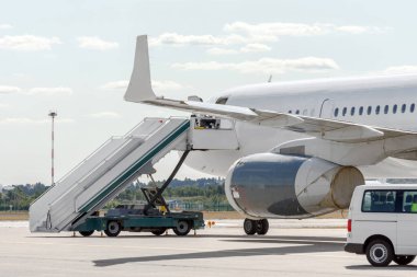 Merdiven rampası ve uçağa binen yolcular.