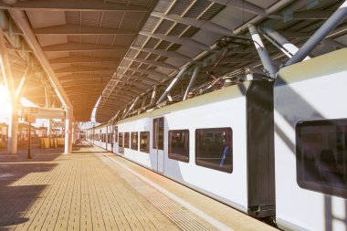Yolcu tren istasyonu banliyö treni