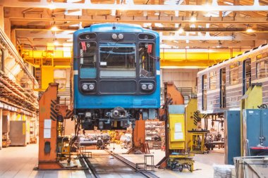 Metronun yolcu vagonu lokomotifi, servis bakımı için askıya alınmış krikolar üzerindeki depoda elektrikli taşıma.