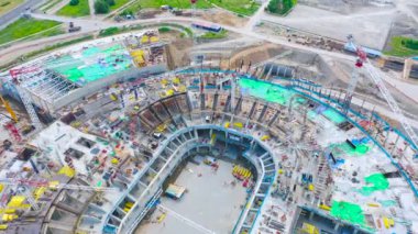 Arena Stadyumu 'nun inşaatı, bir inşaat sahasının üzerinden uçuyor.
