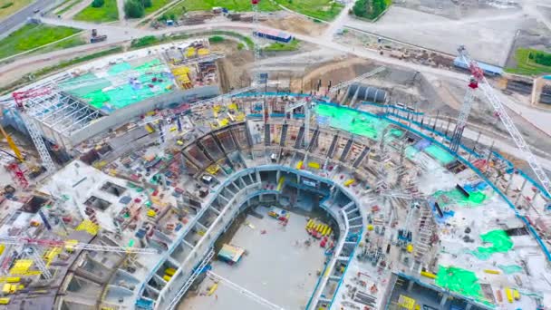Arena Stadyumu Nun Inşaatı Bir Inşaat Sahasının Üzerinden Uçuyor — Stok video