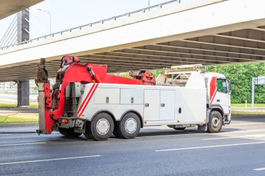 Güçlü, ağır donanımlı, çekici çekici çekici, acil durum ışıkları ve çekici ekipmanları var.