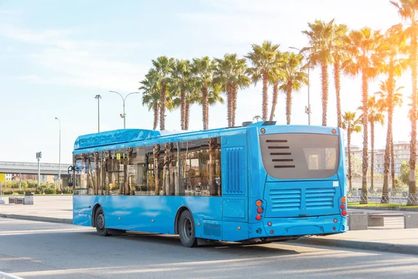 Голубой Городской Автобус Конечной Остановке Маршрутной Остановки Ждет Пассажиров — стоковое фото