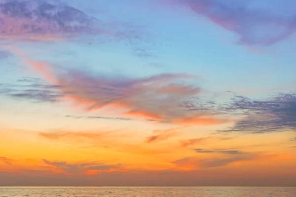 Abendhimmel Mit Dramatischen Wolken Über Dem Meer Dramatischer Sonnenuntergang Über — Stockfoto