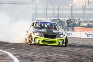 BMW araba virajları dönüyor. Rusya, Soçi 04 Aralık 2021