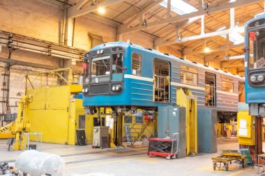 Servis bakımı için askıya alınmış krikolar üzerindeki elektrik nakliyesi. Metro 'nun yolcu vagonu lokomotifi