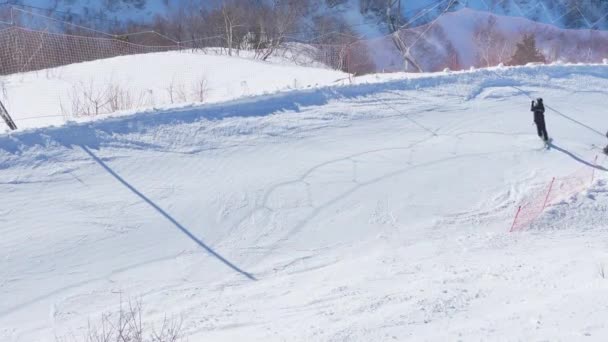 Skidåkare Och Snowboardåkare Glider Nerför Skidanläggningens Sluttning — Stockvideo