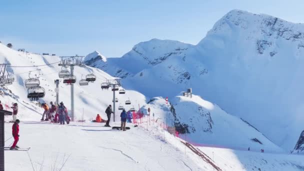 Vista Estación Esquí Montañas Ascensores Picos Nevados Esquiadores Recreativos Snowboarders — Vídeos de Stock