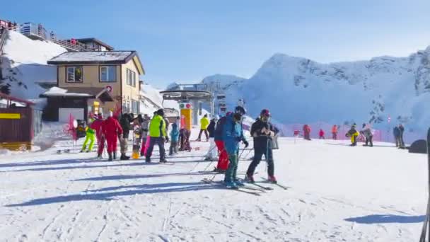Vista Estación Esquí Montañas Ascensores Picos Nevados Esquiadores Recreativos Snowboarders — Vídeos de Stock