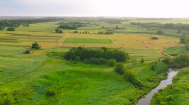Greenfield 'deki dolambaçlı nehrin hava aracı görüntüsü. Kuş bakışı yemyeşil alanlar. Toprağın güzelliğini keşfedin