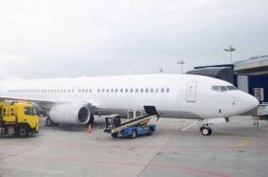 Bagaj bölmesi açık olan uçak yüklemeye hazır.