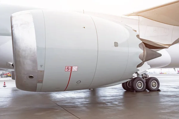 ランディングギア サイドビューを備えた巨大な旅客機エンジン — ストック写真