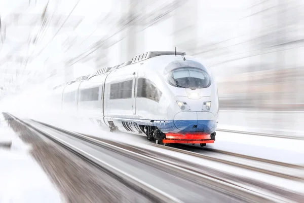 Hochgeschwindigkeitszug Nähert Sich Bei Schlechter Sicht Wintertag Dem Bahnsteig — Stockfoto