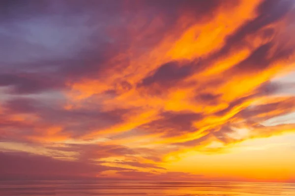 Schöner Wolkenverhangener Himmel Aus Der Luft Der Ferne Die Wasseroberfläche — Stockfoto
