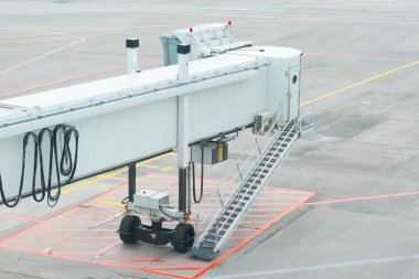 Hava köprüsü, jet köprüsü, merdiven boş bir otoparkta yalnız.