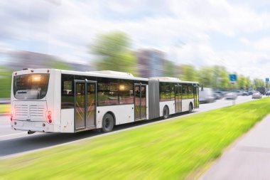 Şehir trafiğinde bükülmüş otobüs hareket bulanıklığında