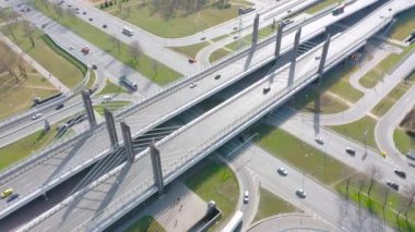 Şehirdeki kavşak ve asma köprü, hareket halindeki arabalar yukarıdan görünüyor, zaman aşımı
