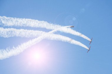 Aerobatik ekip turboprop hafif motorlu uçakla havada sorunsuzca uçar.