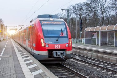 Deutsche Bahn şehir içi tren lokomotifi banliyö istasyonundan kalkıyor. Almanya, Frankfurt Ben Main. 14 Aralık 2019