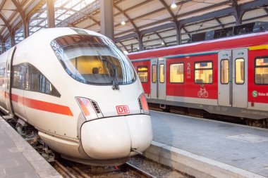 Deutsche Bahn treni peronda duruyor. Almanya, Wiesbaden. 15 Aralık 2019