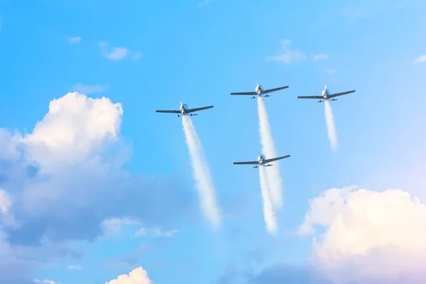 Vier Vliegtuigen Formatie Die Een Wit Rokerig Spoor Achterlaten Tussen — Stockfoto