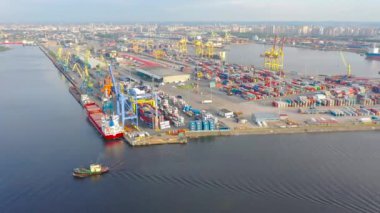 Yüzen bir limana sahip büyük bir liman bir körfezi çekin ve çeşitli kargolarla bir uçuş yüksekliğinden nakliye altyapısı