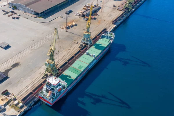 Bovenaanzicht Enorme Vrachtschip Afgemeerd Pier Haven Laden Van Goederen Containers — Stockfoto