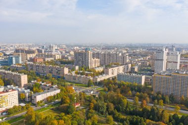Sonbahar şehir parkı apartmanlar arasında yüksek bir yükseklikten