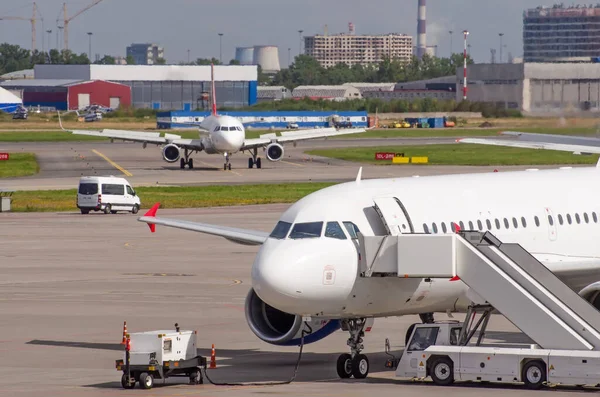 Avión Con Una Escalera Esperando Los Pasajeros Distancia Contra Fondo — Foto de Stock