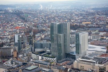 Frankfurt ben ana finans bölgesiyim. Gökdelenlerle panoramik gökyüzü manzarası