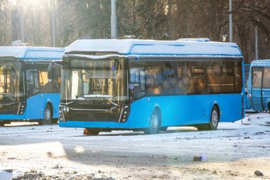 Karlı bir kış ortamında otobüs terminalinde.