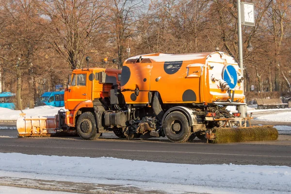 Snöplogar Tar Bort Snön Motorvägen Kall Snöig Vinterdag — Stockfoto