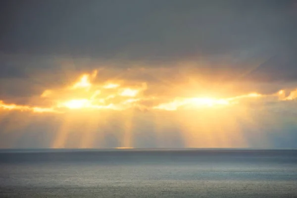 Rayos Del Sol Detrás Las Nubes Atraviesan Iluminan Superficie Del — Foto de Stock