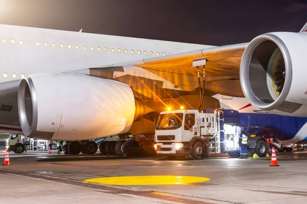 Proceso Repostaje Aviones Reacción Por Camión Suministro Combustible Alta Presión —  Fotos de Stock