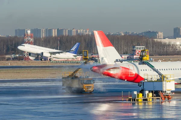 Repülőgép Szárny Deportálása Repülés Előtt Téli Fagyos Nap Repülőtéren Egy — Stock Fotó