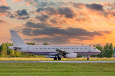Kalkıştan önce havaalanı pistinde gün batımı görüntüsü