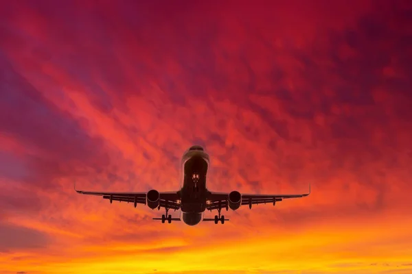 Avión Volando Sobre Fondo Cielo Rojo Brillante Textura Naranja Amanecer — Foto de Stock
