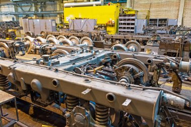 Vagon, tekerlek ve tren motorları atölyede tamir ediliyor.