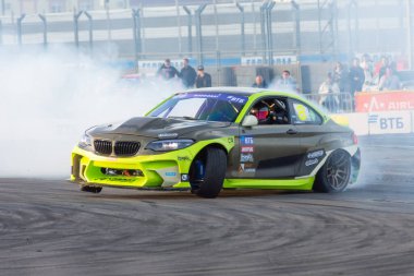 BMW araba virajları dönüyor. Rusya, Soçi 04 Aralık 2021