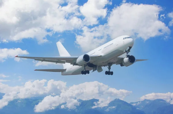 Avião Decolando Remove Trem Pouso Contra Fundo Nuvens Montanhas — Fotografia de Stock