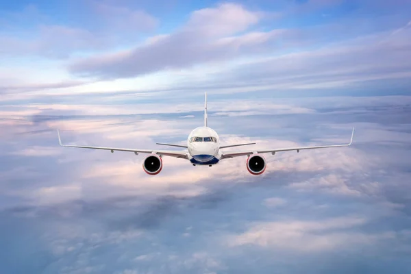 Vliegtuig Dat Recht Wolken Van Ochtendlucht Vliegt Stockfoto