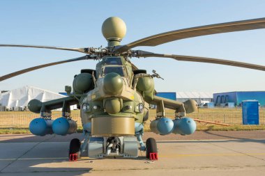 Askeri helikopter havaalanına park etmiş.