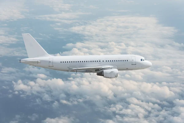 雲の中を飛ぶ旅客機の側面図 — ストック写真